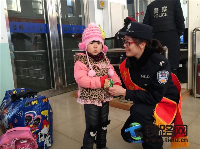 包頭鐵警愛心扶幼 拍攝者 滕佳雯.jpg