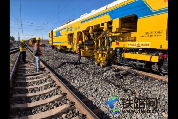 包神鐵路運輸處工務(wù)隊開展鐵路“咽喉手術(shù)”