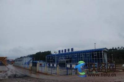 周密部署保安全 南防鐵路欽防增建二線首列長軌車卸軌告捷