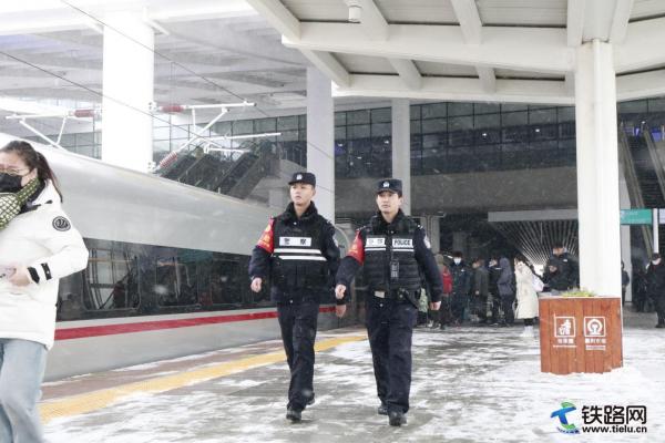 襄陽(yáng)東站派出所：以雪為令 守護(hù)平安