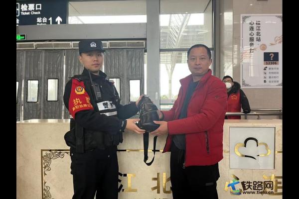 溫馨守衛(wèi)春運(yùn)路，鐵路民警暖人心