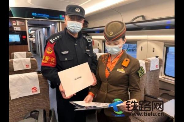 暖心！襄陽(yáng)乘警幫助旅客尋回多件遺失物品