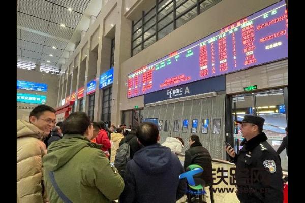 荊州鐵警全力應(yīng)對(duì)低溫雨雪冰凍天氣 為平安春運(yùn)保駕護(hù)航