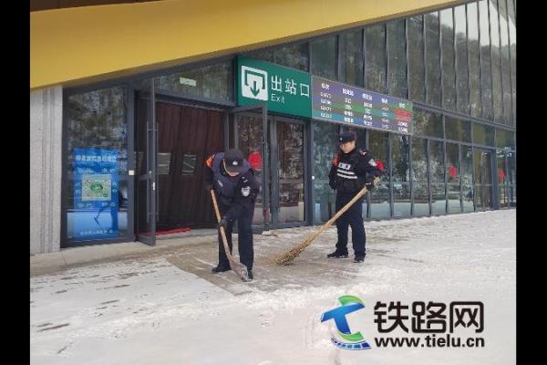雪中“警”色，神農(nóng)架鐵警護(hù)航回家路