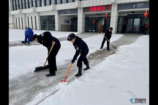 應(yīng)城鐵警迎風(fēng)斗雪，守護(hù)旅客平安出行