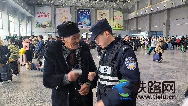 雨雪回家路 鐵警伴你行 恩施車(chē)站派出所全力維護(hù)旅客出行安全