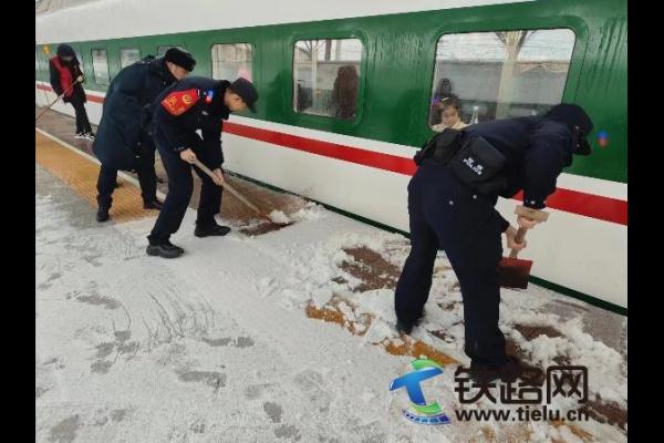 天門(mén)南車(chē)站派出所積極應(yīng)對(duì)低溫雨雪天氣 確保春運(yùn)安全