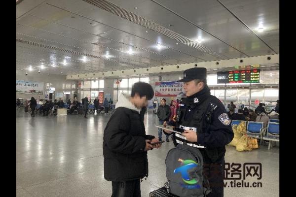 大學(xué)生進(jìn)站遺忘電腦 好民警撿到及時(shí)歸還