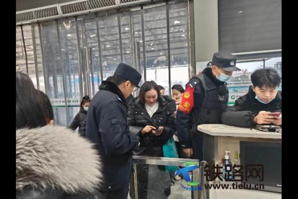 天門(mén)南車(chē)站派出所戰(zhàn)風(fēng)雪保安全送溫暖