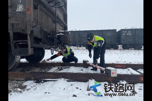 延安鐵警全力守護(hù)春運(yùn)平安路